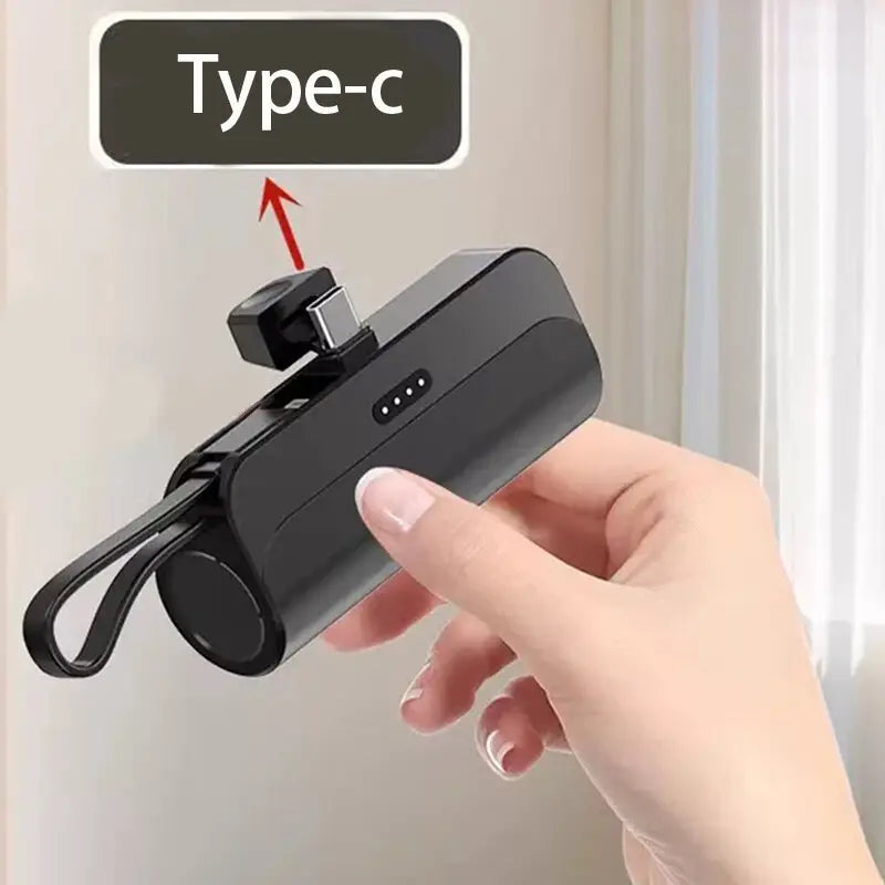 耐久性のある筐体素材を採用した黒色のミニモバイルバッテリー（急速充電対応）、Type-Cポート、内蔵キャリングループを備えた携帯電話用充電器です。