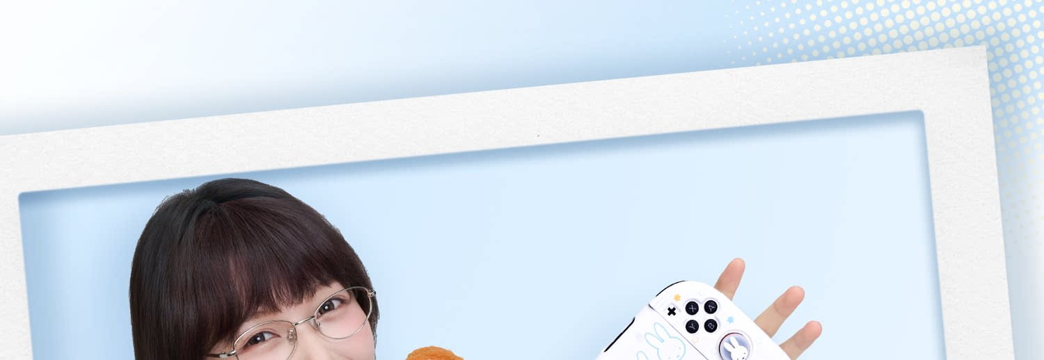 Controlador de juegos blanco con detalles de botones negros y un logotipo circular en la parte frontal, mostrado con protector de pantalla de vidrio templado para Miffy Switch.