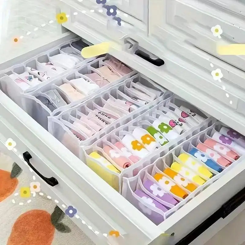 séparateur de tiroir pour organisateur de sous-vêtements en plastique transparent, boîte de rangement d’armoire 3 en 1 avec plusieurs compartiments, contenant des chaussettes pastel joliment pliées de différents motifs