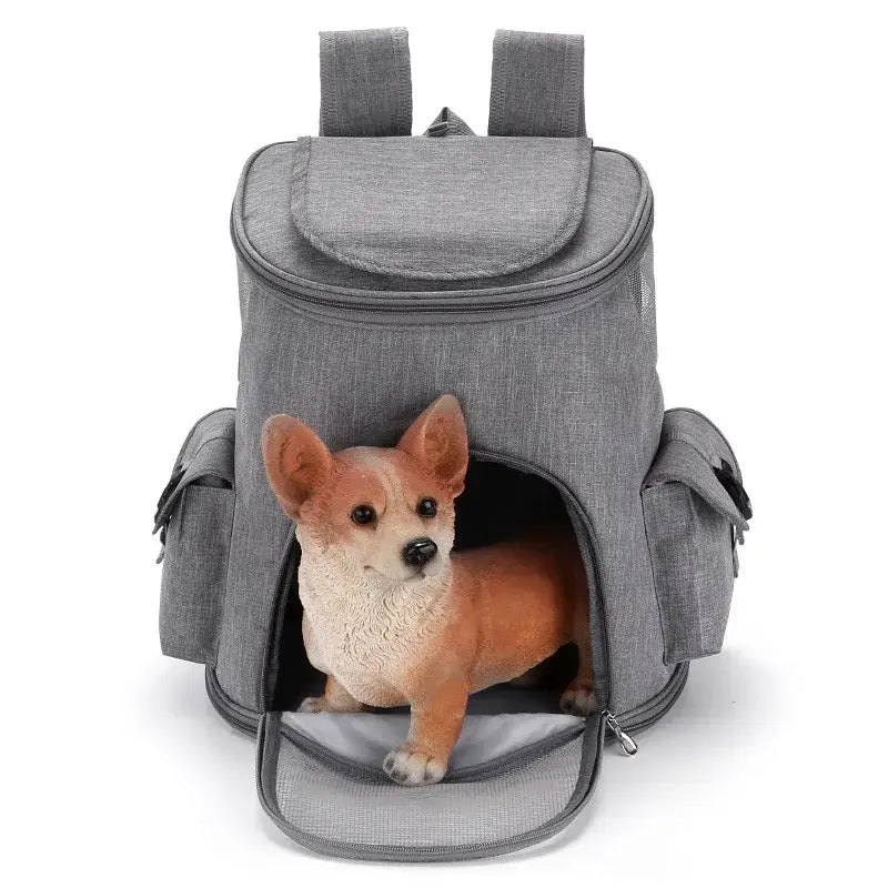 Mochila de viaje para mascotas de tela Oxford texturizada color gris, con abertura frontal y bolsillos laterales, diseñada para perros pequeños y suministros para caminatas al aire libre.