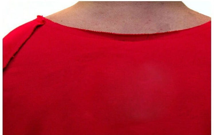 Una vibrante camiseta de entrenamiento de algodón roja con gráfico Hasidic Gym para hombre, de textura suave, cuello redondeado sencillo y un detalle sutil de costura.