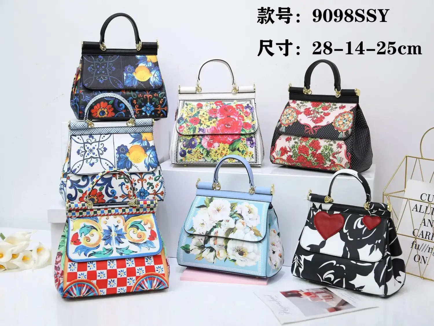 Collection de sacs bandoulière en cuir vintage Dolce & Gabbana, avec des motifs floraux et des motifs graphiques éclatants en bleu, rouge, noir, blanc et rose.