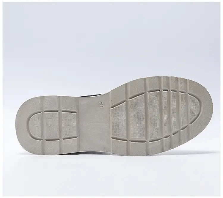 Suela de goma gris con patrón de pisada texturizado tipo cuadrícula en zapatillas casual de plataforma transpirable para hombre