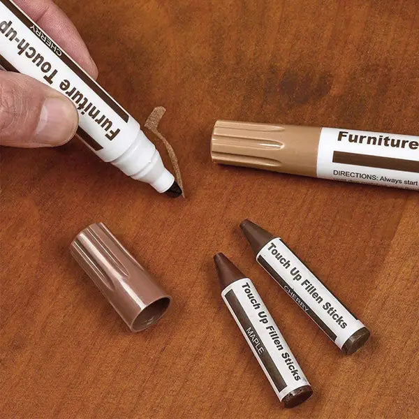 Kit de stylo de retouche de peinture pour réparation de meubles en bois avec marqueur de retouche brun, comprenant un capuchon blanc et une pointe noire, accompagné de tiges de remplissage assorties pour la restauration des rayures.