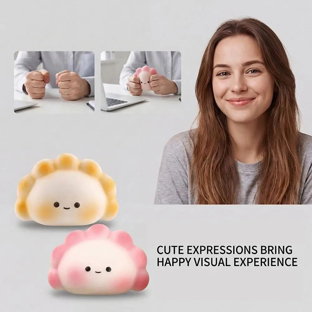 Juguete exprimible de dimsum para aliviar el estrés con forma rosa y amarillo suave, elaborado con material flexible, con linda carita sonriente, diseñado para juguetear y relajarse.