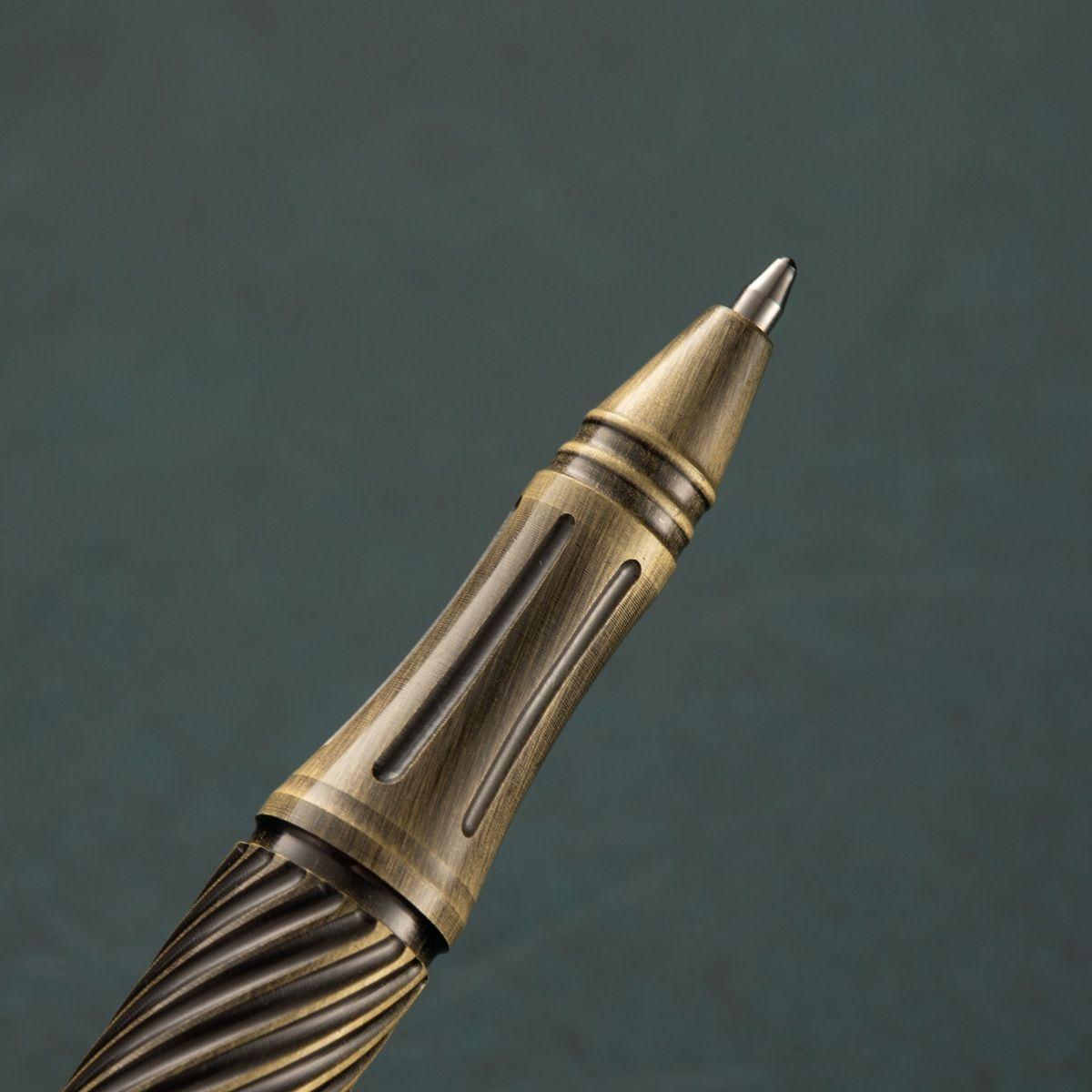 Un stylo de voyage rétro en laiton pour hommes, avec une finition laiton antique, un fût cannelé texturé et une pointe métallique élégante.