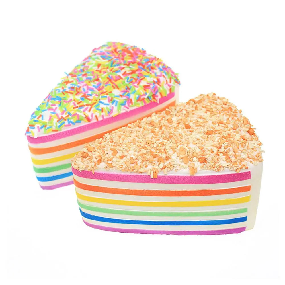 Jouet antistress à gâteau arc-en-ciel à rebond lent, présentant une tranche de gâteau souple rayée arc-en-ciel, avec des vermicelles colorés et des flocons de coco sur le dessus