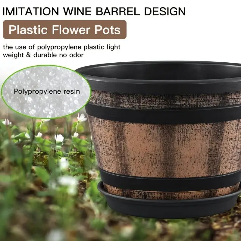 Maceta de plástico en forma de barril de whisky en color negro con un diseño rústico marrón de textura que imita un barril de vino y dos bandas que asemejan metal negro, con orificios de drenaje.