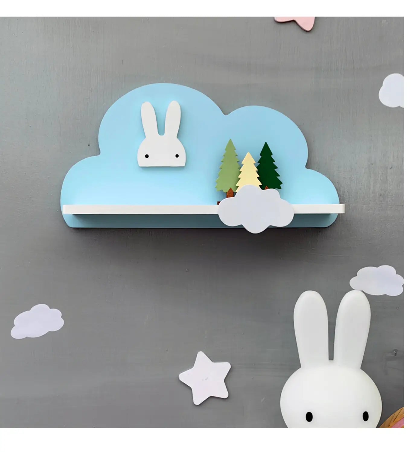 Ein hellblaues, wolkenförmiges Bücherregal aus Holz für Kinder an der Wand mit einem weißen Miffy-Hasengesicht und Miniaturbäumen in Grün und Gelb auf der Oberfläche.