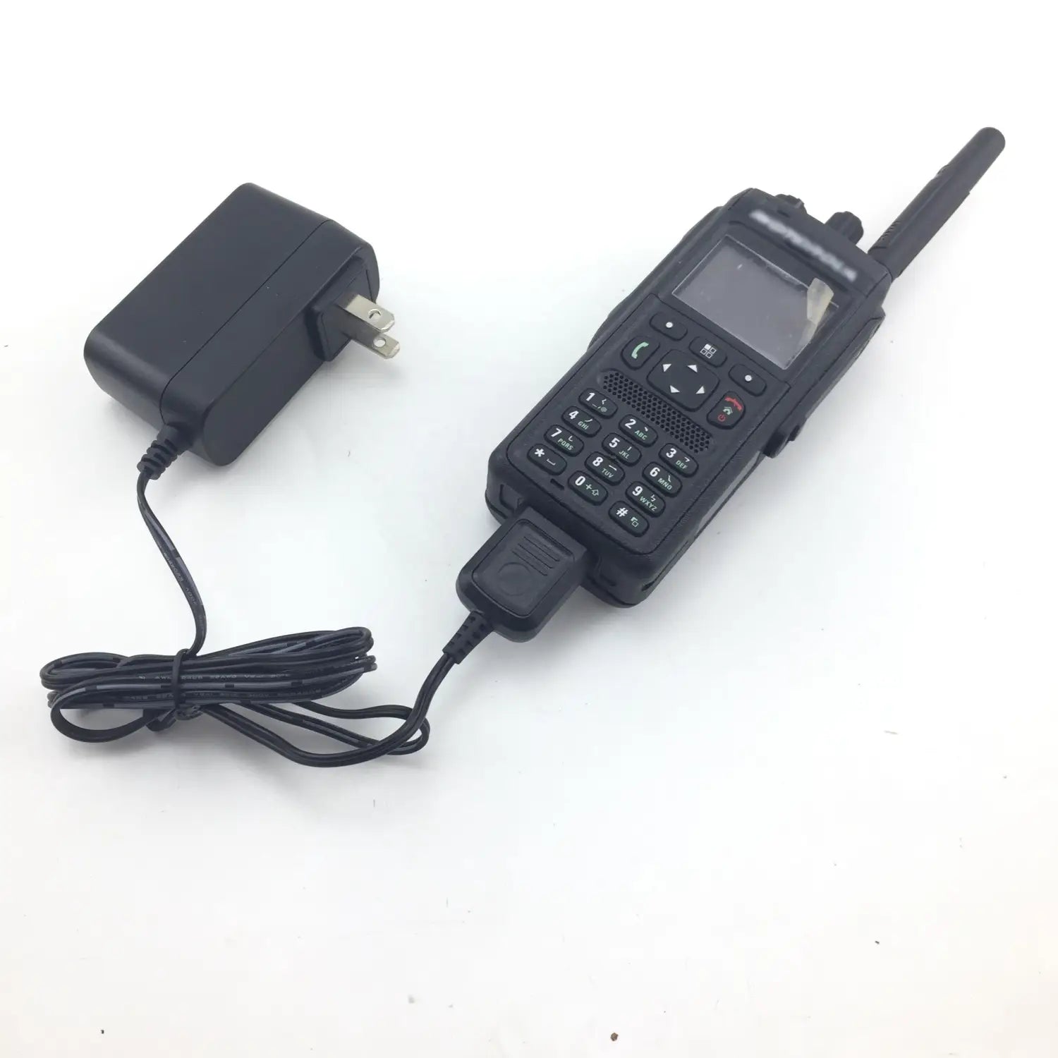 数値キーパッドおよびアンテナを備えた黒色の耐久性のある携帯型Motorola Tetra Mtp3150トランシーバーで、USBケーブルを介して黒色の12Vカーチャージャー用電源アダプターに接続されています。