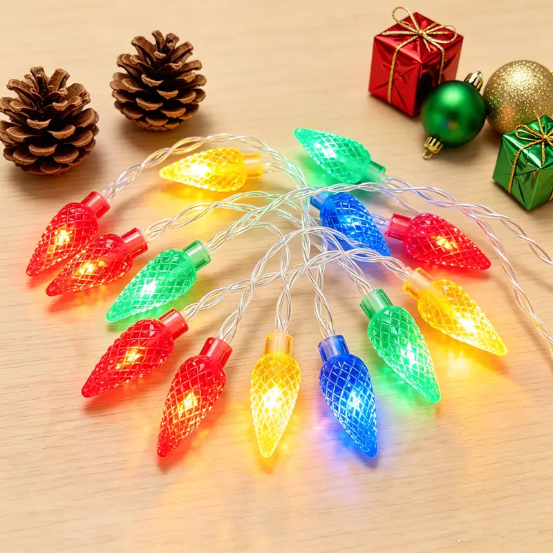 Eine Lichterkette mit farbenfrohen RGB-LED-Weihnachts-Stringlights mit strukturierten, durchscheinenden Kunststoffglühbirnen in Rot, Grün, Blau, Gelb und Orange, ideal für die Raumdekoration und festliche Feiern