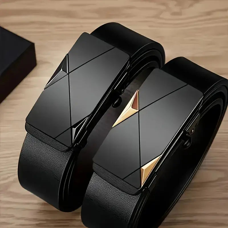 Cinturón automático de cuero negro para hombre con hebilla geométrica elegante y detalles triangulares en tono dorado.