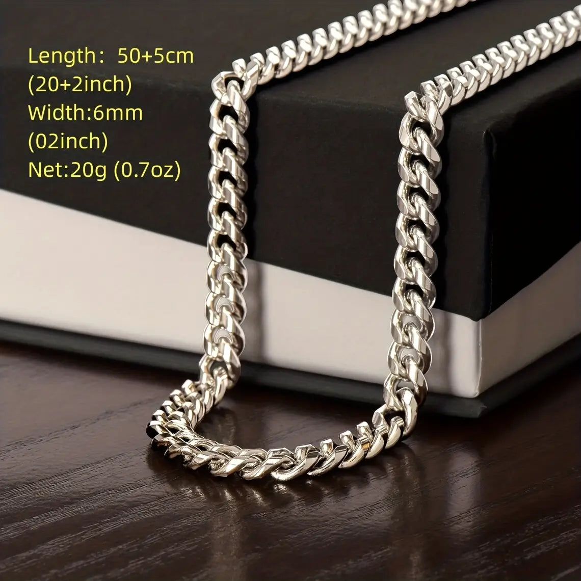 Silberfarbene Cuban-Link-Kettenhalskette für Herren mit silberfarbener, robust ausgelegter Ausführung und polierter Metalloberfläche.