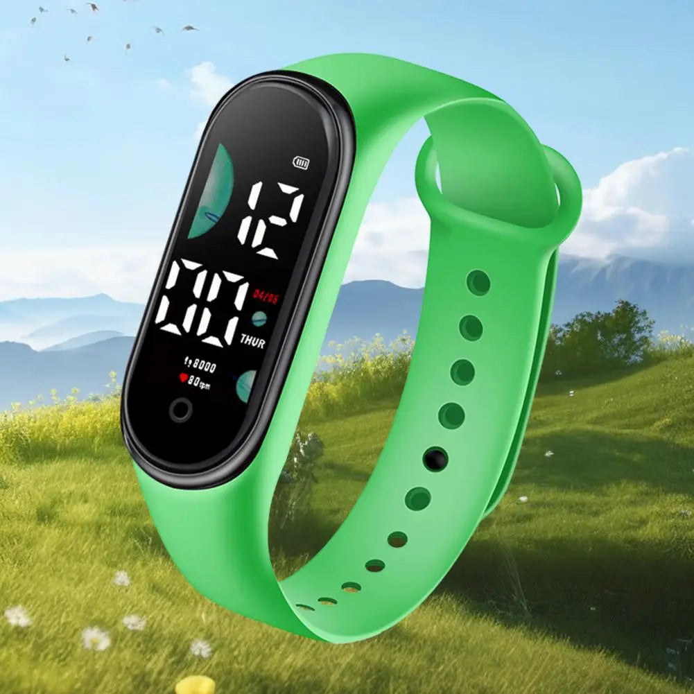 Reloj electrónico brillante de silicona verde con pantalla de letra grande que muestra la hora, la fecha y el conteo de pasos, diseñado para uso deportivo.