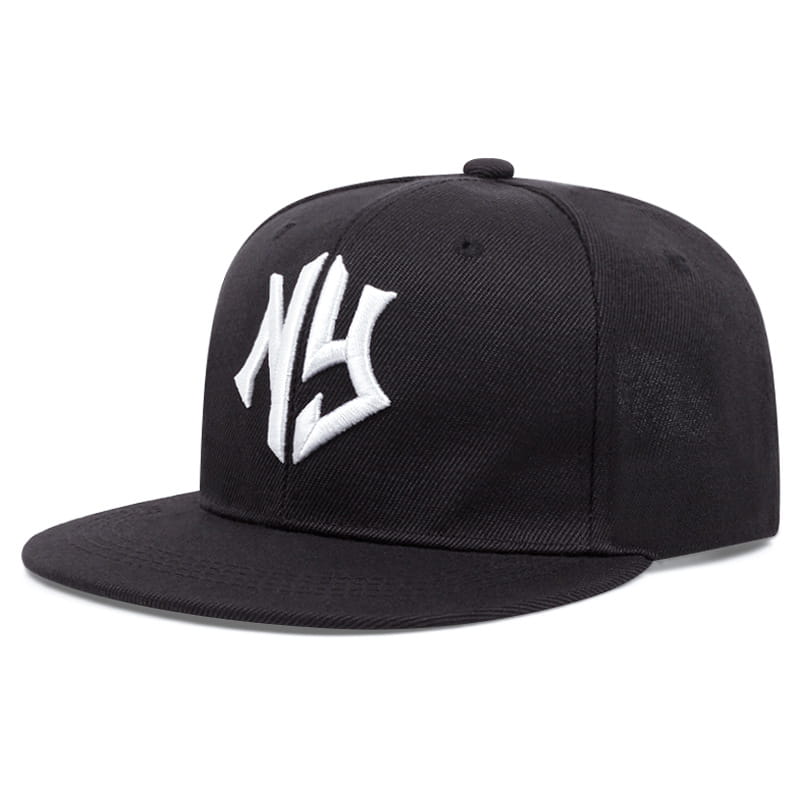 Schwarze Snapback-Kappe mit einem kräftigen weißen bestickten NY-Logo auf der Vorderseite, entworfen als Hip-Hop-Styl-Mütze.
