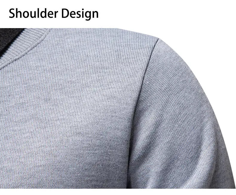 Herren-Pullover mit Stehkragen und Strickjersey-Polo-Optik in Grau mit gerippter Schulternaht und schwarzem Innenkragen aus Strickmaterial.