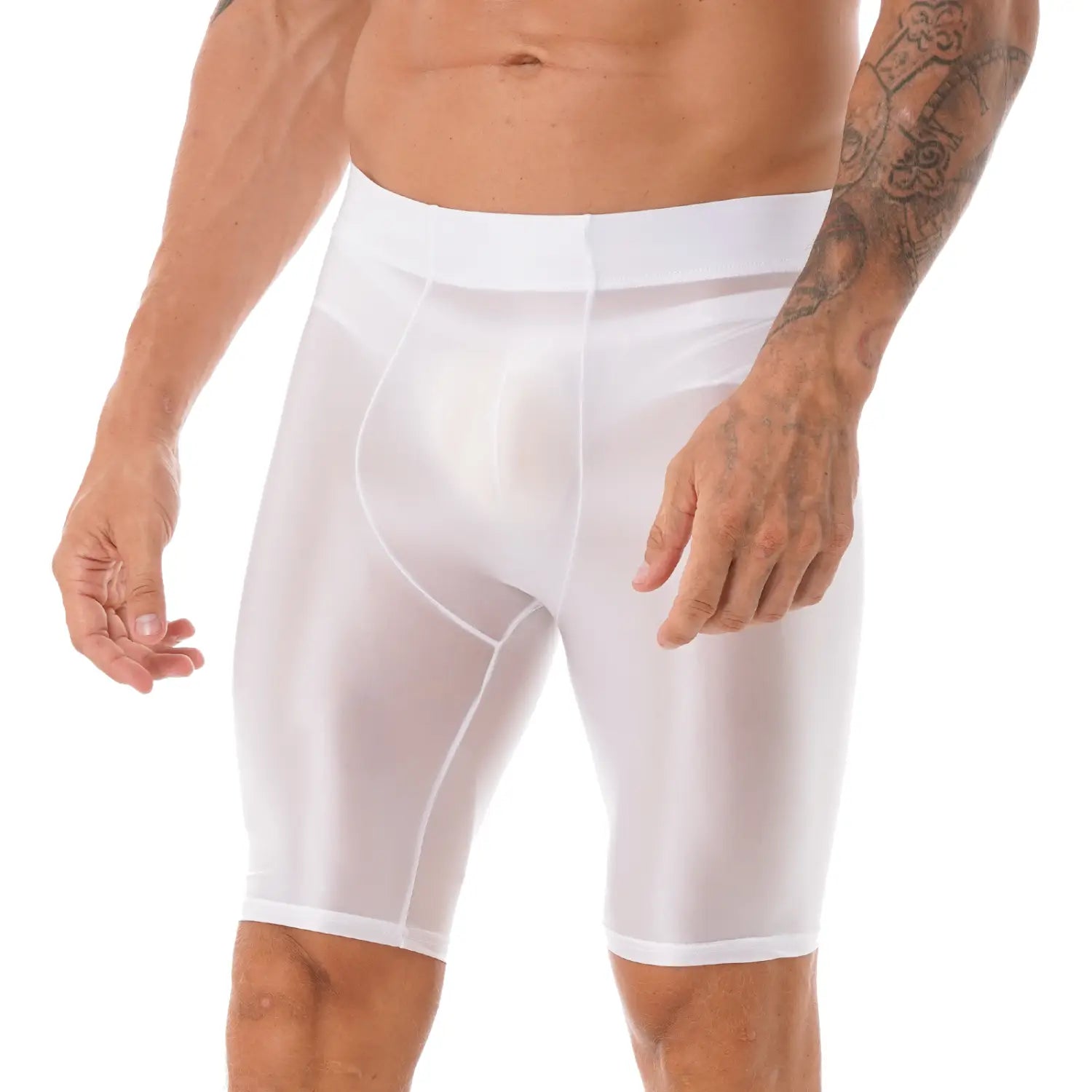 Shorts deportivos blancos semitransparentes y ajustados para hombre, confeccionados con material liso y elástico, con costuras reforzadas, que complementan la camiseta de compresión para hombre de manga larga y acabado brillante.