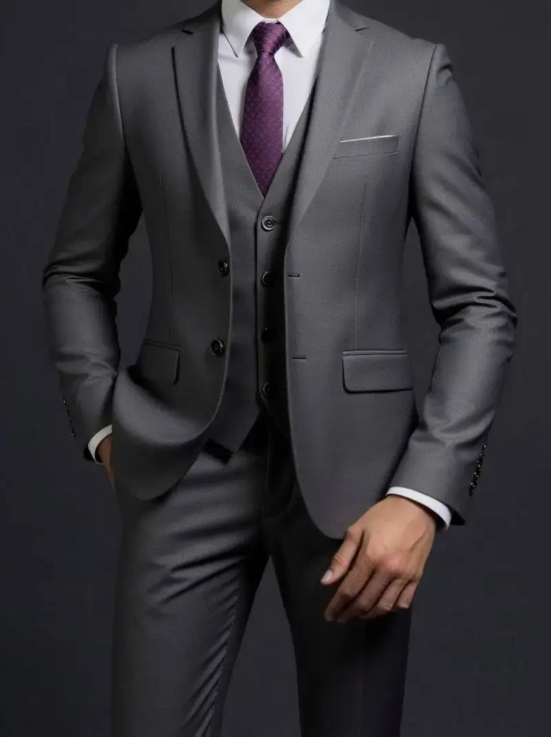 Un traje de tres piezas de hombre gris carbón, de estilo elegante, con corte a medida y textura sutil, con botones a juego y tipo de cierre de un solo pecho para vestir formal.