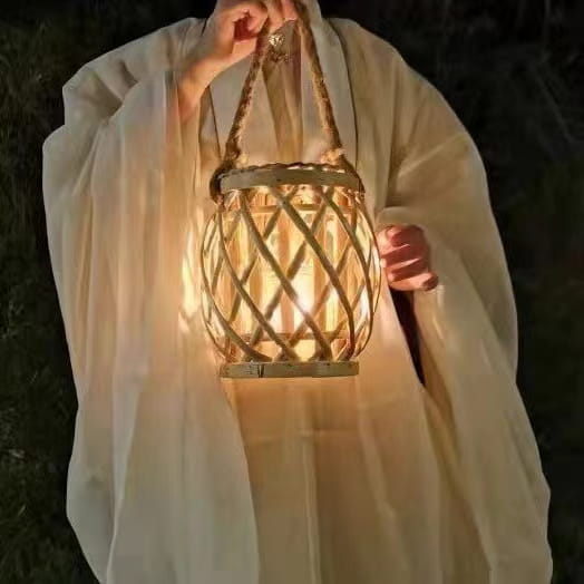 Un porte-bougie en bambou tissé, lumineux et chaleureux, avec un motif en treillis et une poignée en corde solide, idéal pour la décoration intérieure du domicile et pour recevoir des avis positifs.