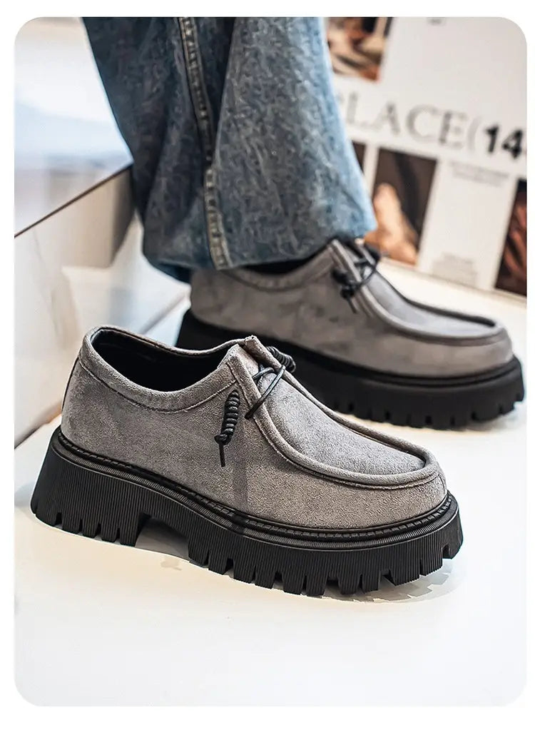 Mocassins décontractés à plateforme en suède gris à semelle épaisse pour hommes, avec semelles en caoutchouc noir épaisses et lacets décoratifs.