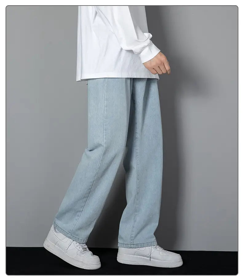 Herren-Casual-Jeans in geradem Schnitt mit weitem Bein aus hell gewaschenem Denim mit entspannter gerader Beinform, ausgelegt für bequemes tägliches Tragen.
