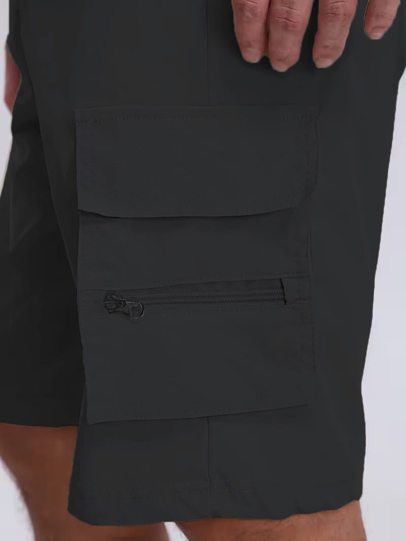 Les bermudas cargo pour hommes noirs présentent un tissu respirant avec deux grandes poches à rabat, dont une avec fermeture à glissière, conçues pour une utilisation estivale