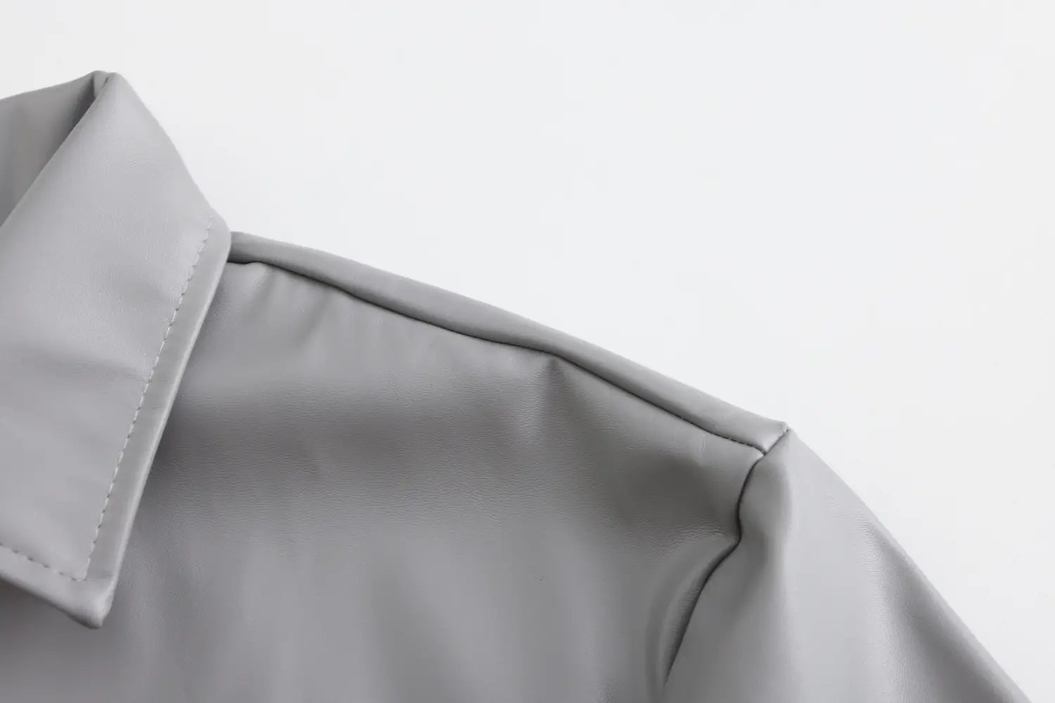 Col de chemise en simili cuir gris avec couture soignée et finition lisse brillante sur les longues vestes en cuir, trench-coat goth pour hommes.