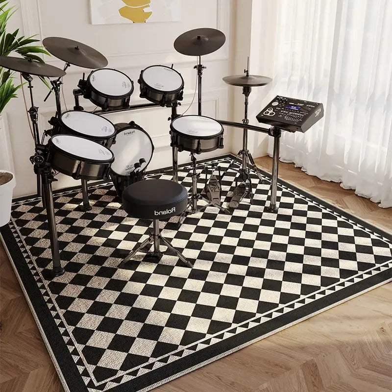 Alfombra de cuadros en blanco y negro con un borde decorativo con notas musicales, diseñada para usarse como alfombra de área en la sala de estar.