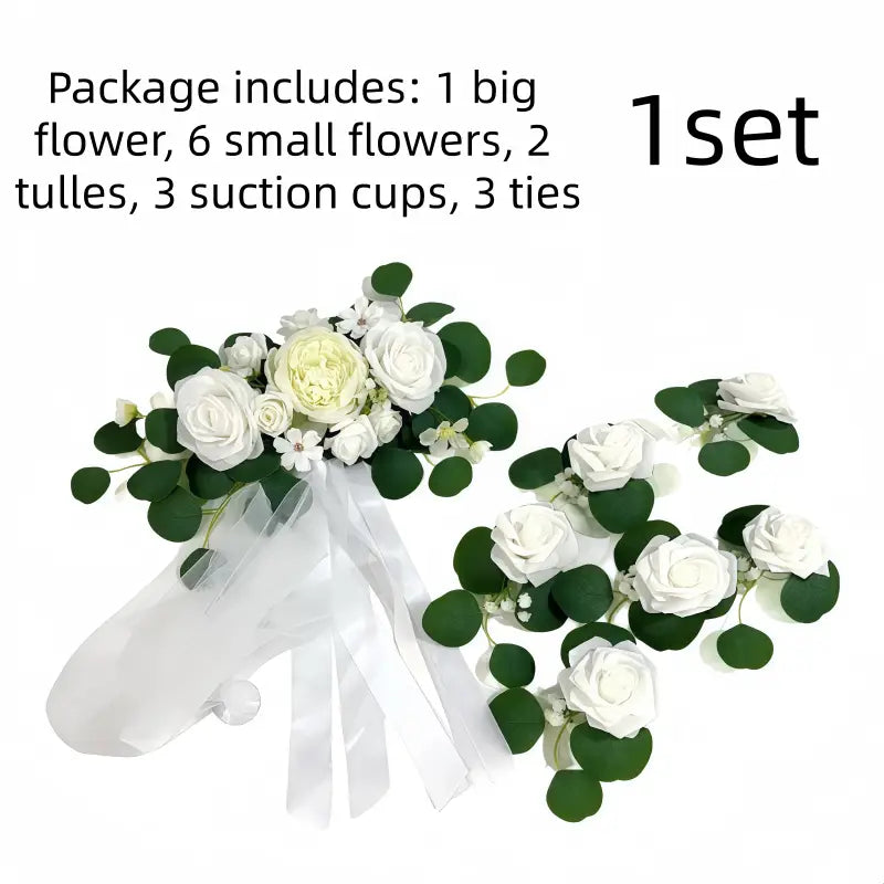 Kit de décoration de voiture de mariage en rose artificielle blanche élégante, avec de luxuriantes feuilles vertes d’eucalyptus et de délicates attaches en ruban en satin, pour un usage décoratif.