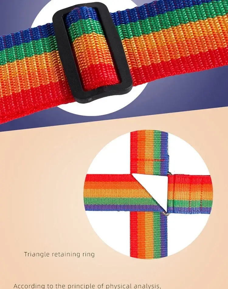 Verstellbarer, strapazierfähiger Koffer-Gurt mit einem regenbogenstreifigen Nylonriemen, schwarzer Kunststoffschnalle und einem dreieckigen Fixierring.