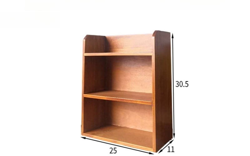 Una compacta estantería organizadora y para guardar en el escritorio de madera color marrón claro, con tres estantes y un borde superior ligeramente curvado.