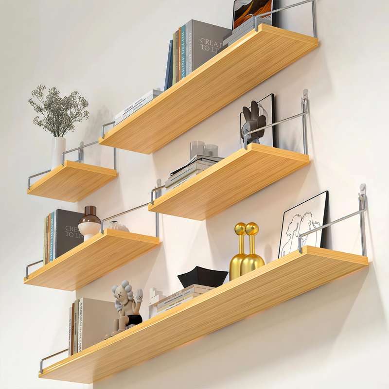 Étagère murale flottante en bois clair, fixations métalliques élégantes, adaptée au salon et à divers espaces applicables
