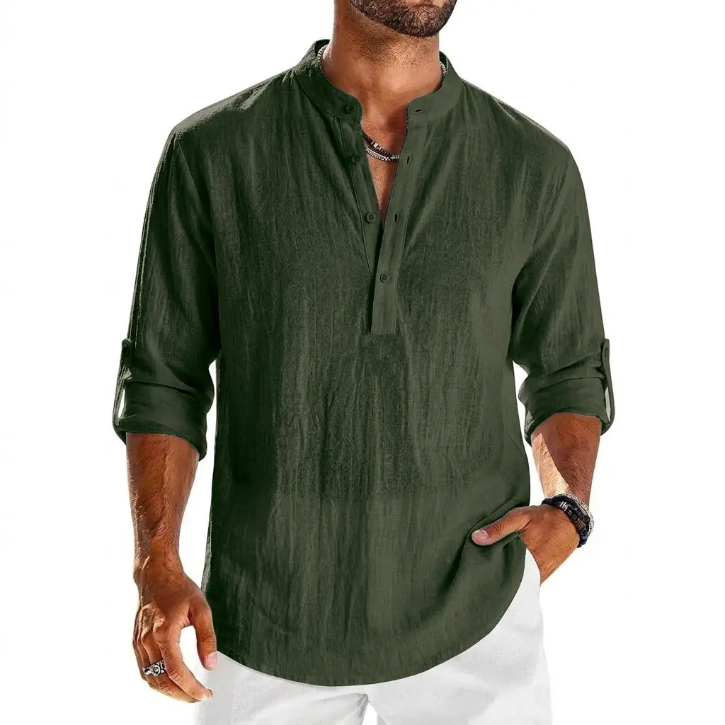 Chemise Henley à manches longues en coton et lin pour homme en vert foncé, avec col mandarin et tissu texturé doté d’une patte boutonnée.