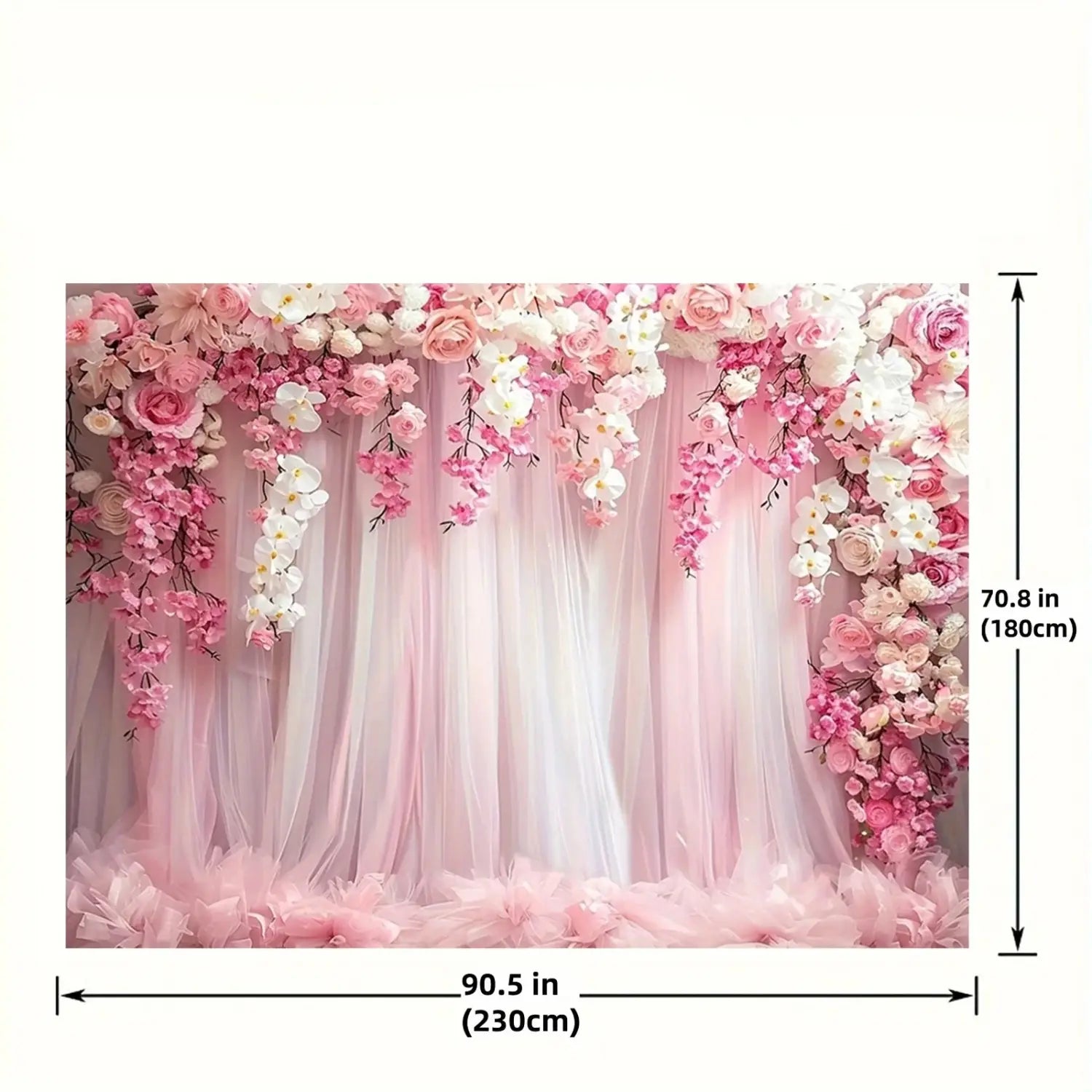 シアーのチュールのカーテンの上に配置された、ピンクと白の滝のように流れるバラ、オーキッド、桜の花柄ウェディング背景。