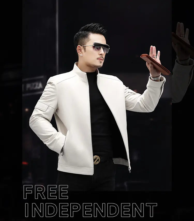 Veste en cuir blanc pour homme avec col haut et poches zippées, conçue comme un manteau professionnel masculin d’hiver à coupe ajustée.