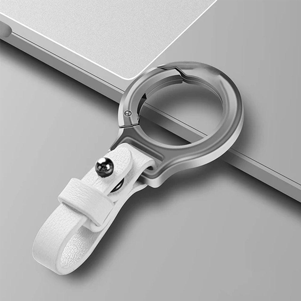 機器を保持または取り付けるために設計された白色のレザーストラップと銀色の金属リングおよび留め具のレザー製カ―キーケース。