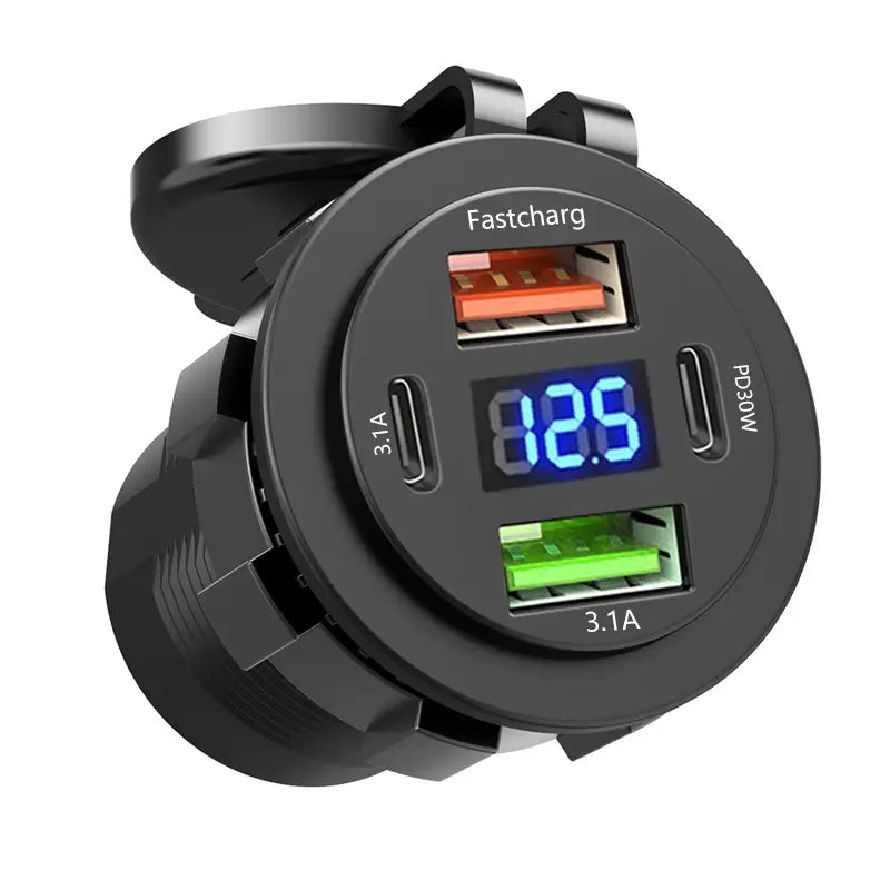 Schwarze, runde 96-W-4-Port-USB-Autoladebuchse mit digitaler Voltmetervanzeige zur Anzeige des aktuellen Ladezustands.