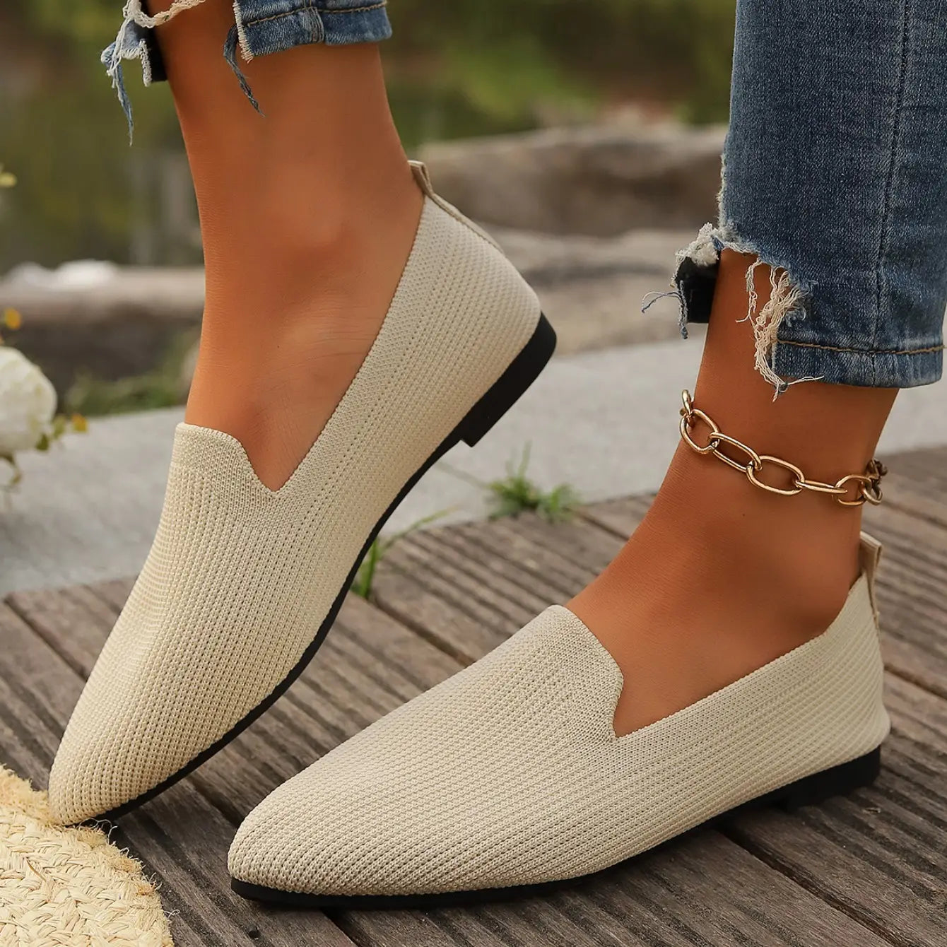 Mocassins plats à enfiler en tricot à bout pointu beige avec semelle en caoutchouc noire conçus pour un port quotidien confortable.