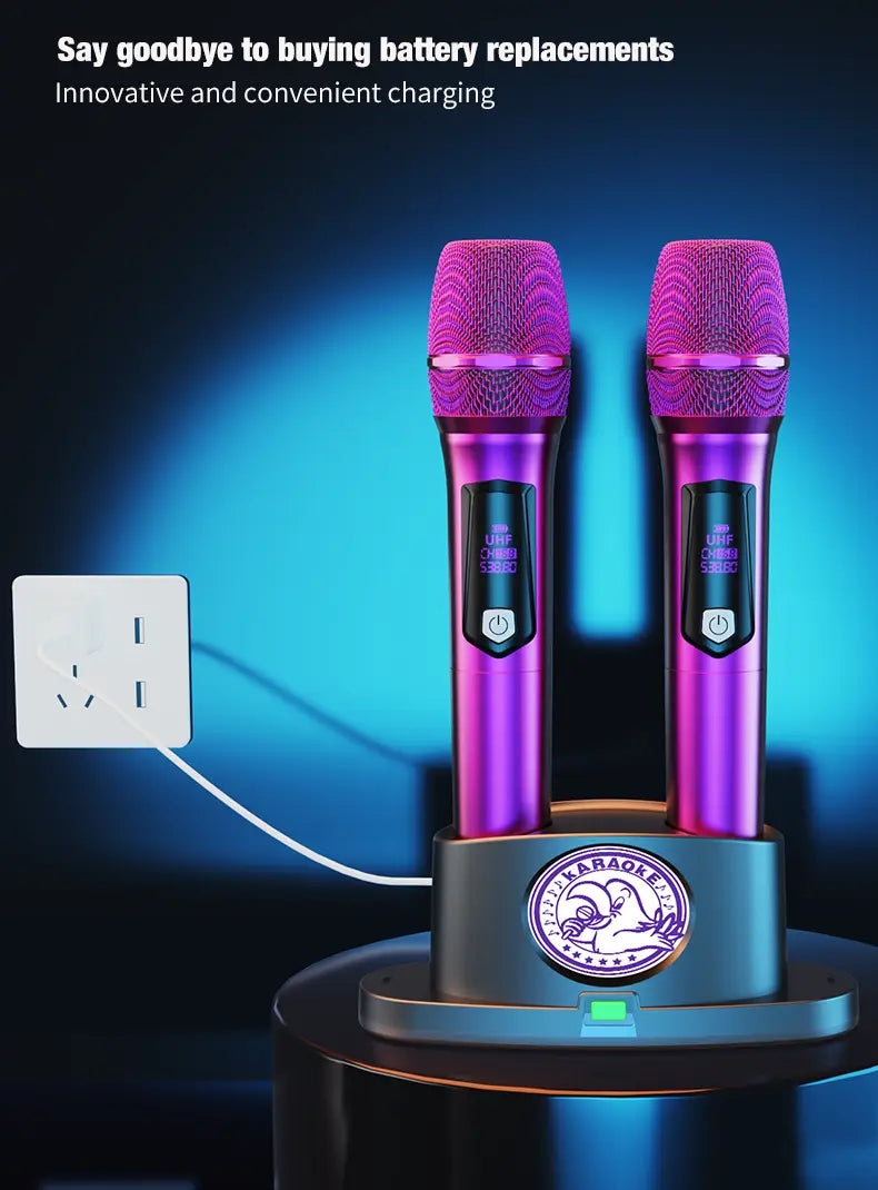 Deux microphones de karaoké sans fil violets vibrants, avec grilles en maille et corps métalliques élégants, présentés sur une station de charge double pour un usage audio pratique.