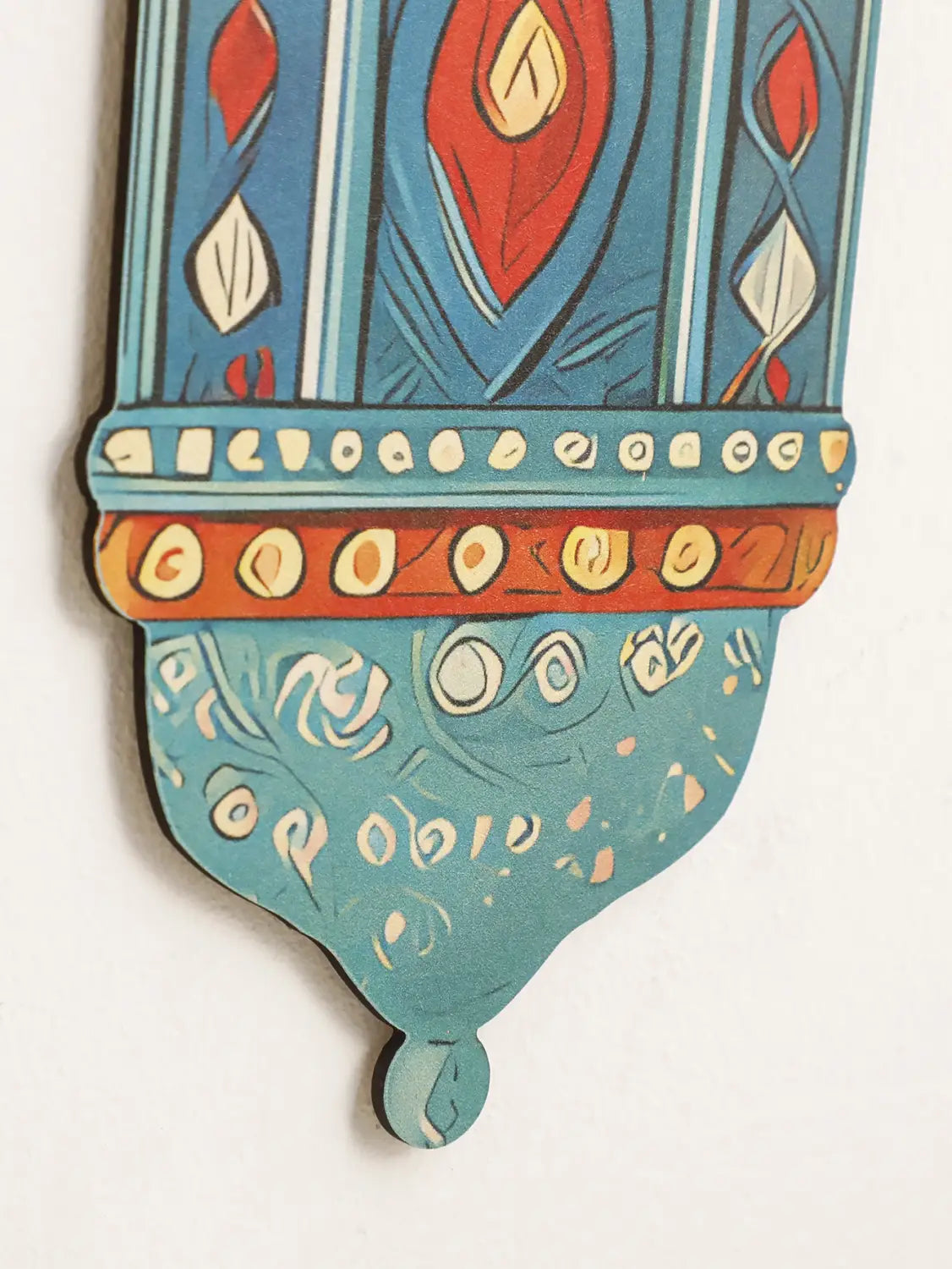 Decoración de pared de Ramadán islámico en forma de farol de luna y estrella, de madera pintada a mano, color teal y rojo, con diseño de estilo moderno y patrones intrincados de hojas y geométricos.
