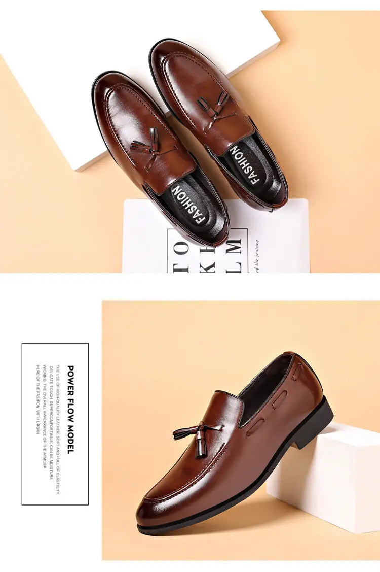 mocassins en cuir marron à pampilles pour homme avec semelles noires, conçus comme des chaussures professionnelles à enfiler.
