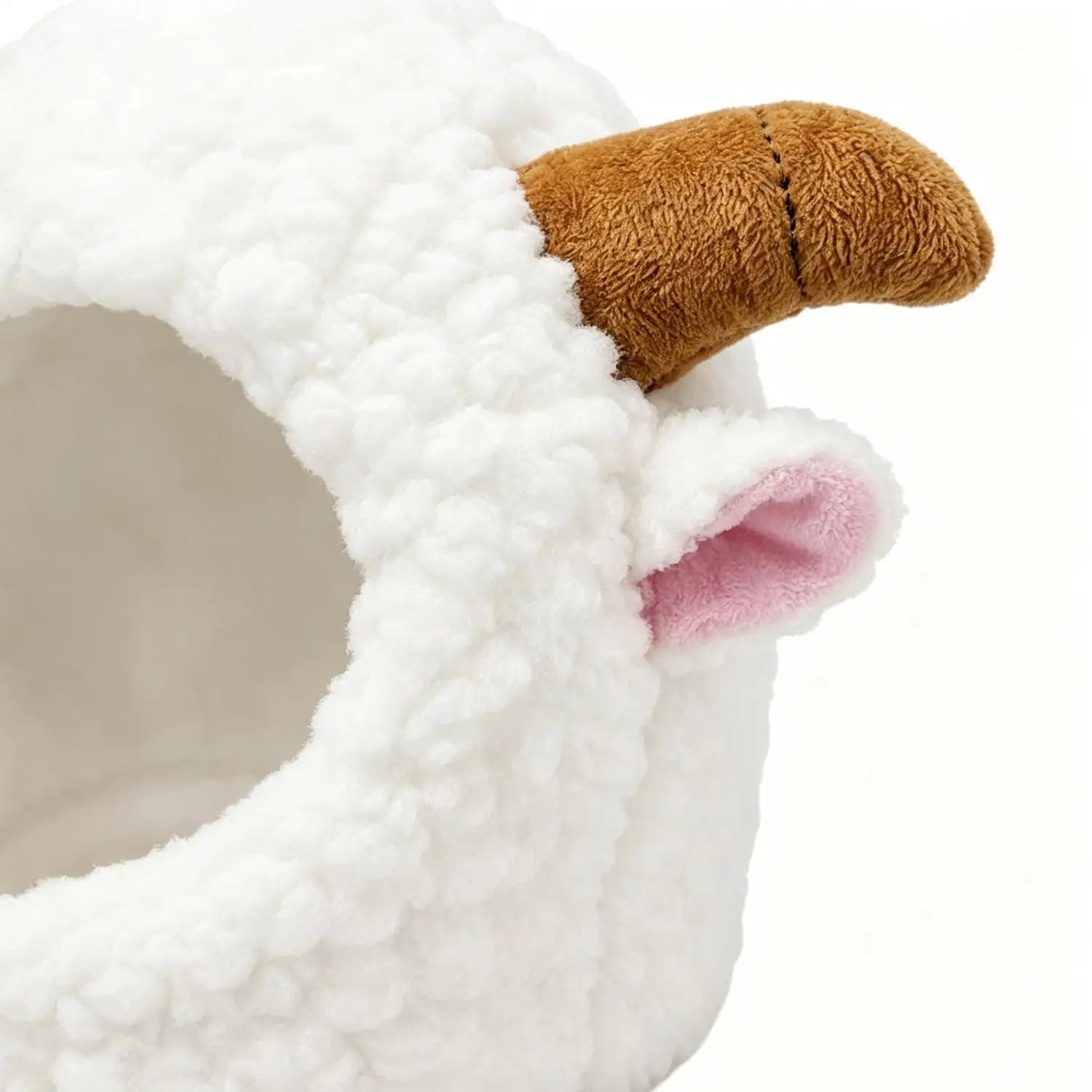 weiße Plüsch-Kopfbedeckung in Form eines Katzenkopfes mit braunem Horn und pinkfarbener Innenseite, entworfen als Winterkostümhut für die Winterverwendung bei Katzen und Welpenkatzen.