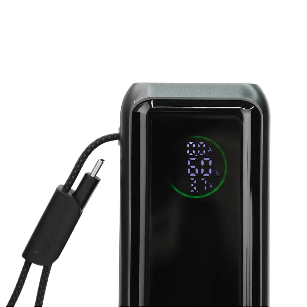 Schwarzer rechteckiger mobiler Ladegerät mit glänzender Oberfläche und digitaler Anzeige, die Akkuprozentsatz, Spannung und Strom für den PD-100-W-Schnelllade-Powerbank-DIY-Bausatz darstellt.