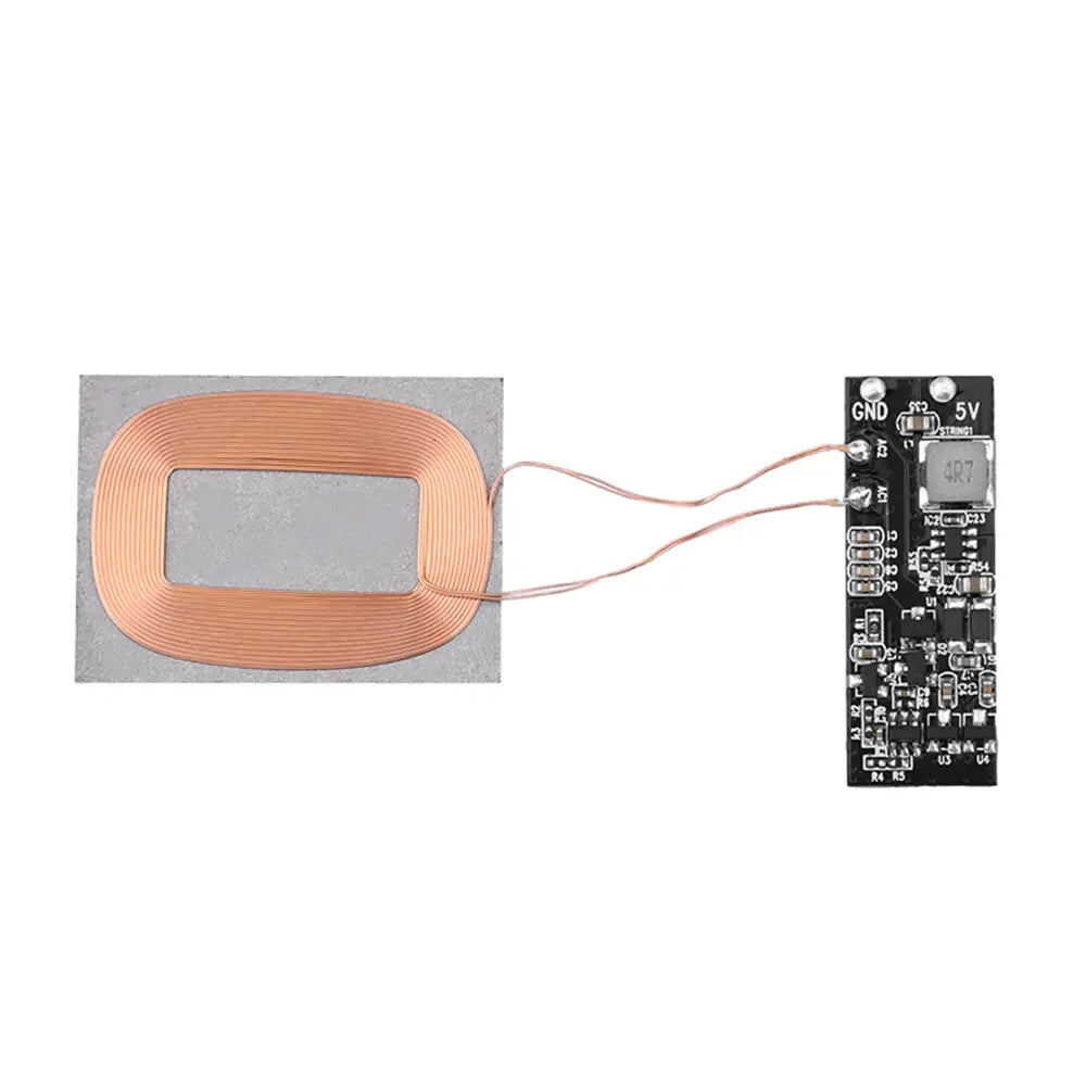 bobina de carga inalámbrica rectangular de color cobre conectada a una placa de circuito negra con componentes etiquetados y cables soldados, que muestran especificaciones de voltaje de entrada y corriente de salida para una placa PCBA de módulo receptor de carga inalámbrica de 5 V con características de distancia de detección.