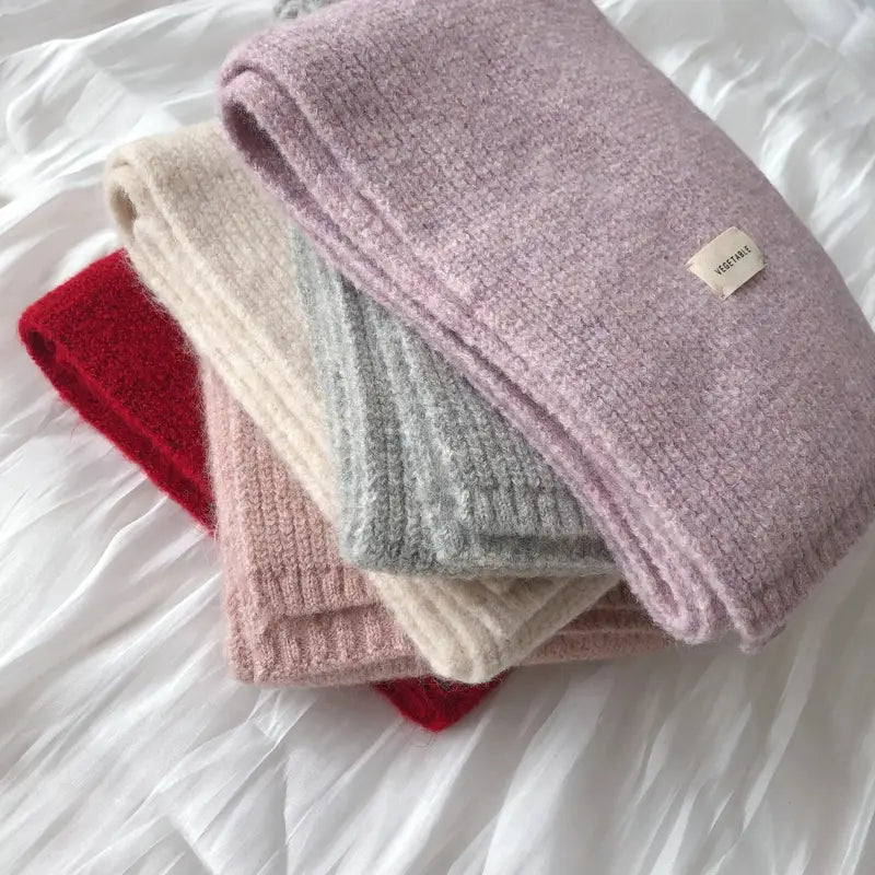 女性用のラベンダーのソフトなリブ編みカシミヤ冬用ストール。控えめな立体感のある織り目と、小さなベージュのラベル付き。