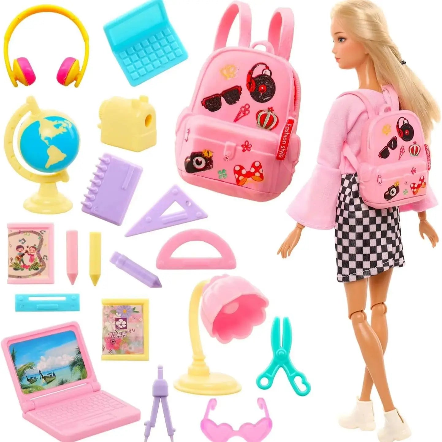 Rosa Rucksack mit farbenfrohen Stickern und einem Mode-Style-Tag, enthalten im Set „Doll School Accessories“ mit 19-teiligem Zubehör für das Rollenspiel mit der Puppe.