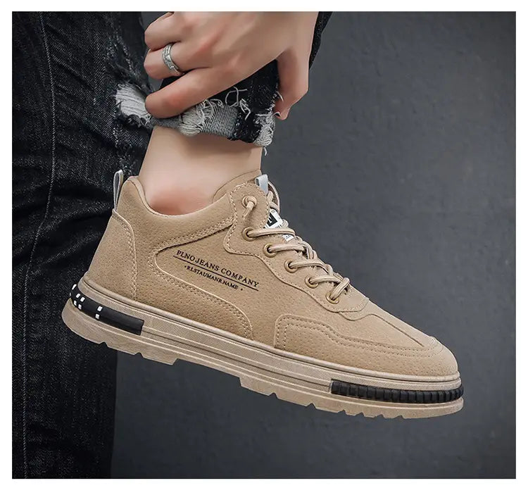 Zapatillas casual para hombre, calzado de plataforma transpirable, con diseño tipo botín alto de ante camel, acentos de goma negra y suela texturizada.