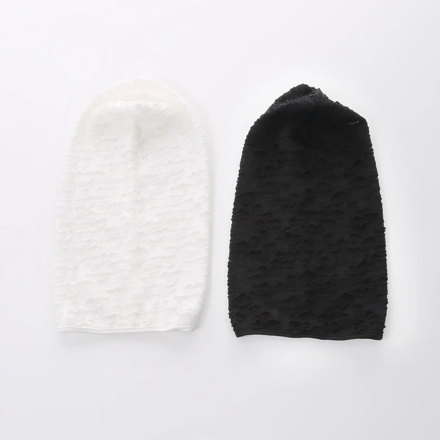 paire de couvre-pieds en tissu souple blancs et noirs, présentant un matériau texturé, pour le masque de momie à capuche en résille déchirée utilisé en cosplay d’Halloween
