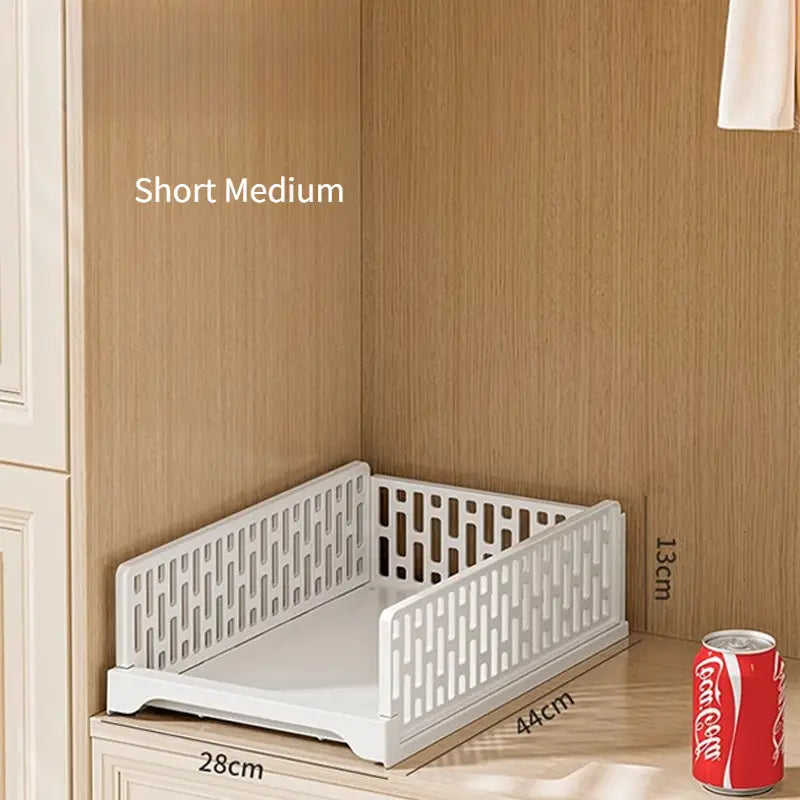 Tiroir d’armoire empilable en plastique blanc, avec un motif de treillis géométrique sur les côtés et des dimensions de base de 28 cm sur 44 cm, conçu pour un rangement pliable et des unités de tiroirs d’armoire.