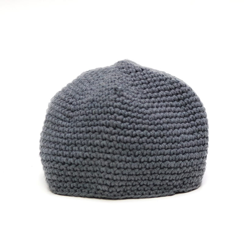 Gorro de oración musulmana de punto gris oscuro, acogedor, para invierno, tipo kufi, con un patrón uniforme de puntada texturizada.
